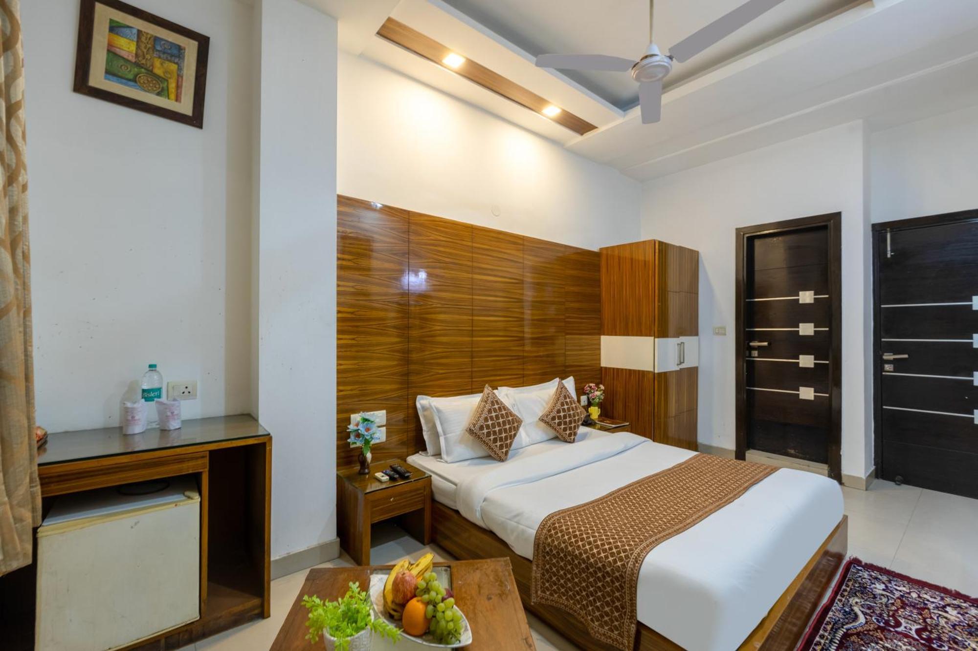 Hotel Chanchal Continental # Near To New Delhi Station # Family Hotel # Customer'S Choice Hotel # Tourist Places Nearby - Red Fort, Jama Masjid, India Gate 3*