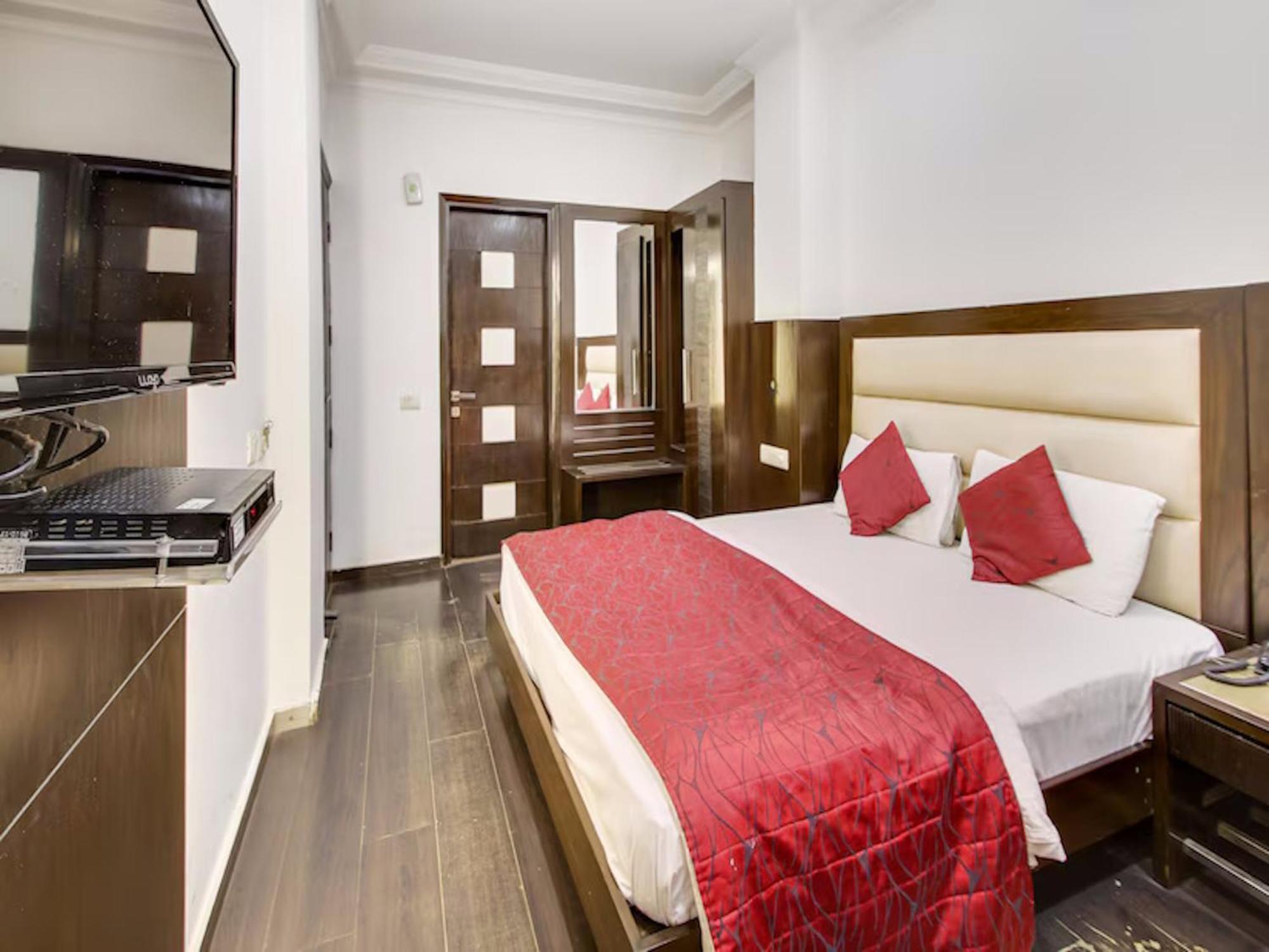 Chanchal Continental # Near To New Delhi Station # Family Hotel # Customer'S Choice Hotel # Tourist Places Nearby - Red Fort, Jama Masjid, India Gate 3*